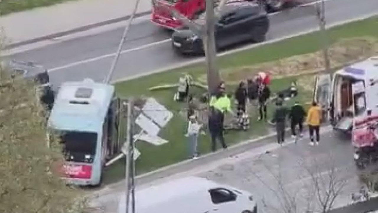 İstanbul'da can pazarı! Dolmuş aydınlatma direğine çarptı; yaralılar var