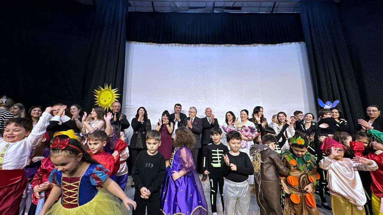 Bandırma'nın Zübeyde Hanım ve Türkan Saylan Gündüz Bakımevi öğrencileri, sahnede göz doldurdu