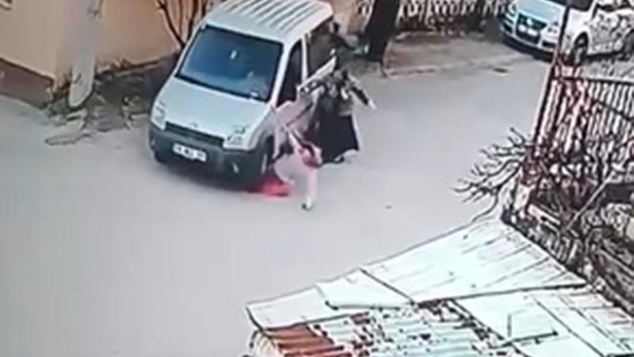 Gözü dönmüş psikopat eşine aracıyla çarpıp ayaklarını ezdi