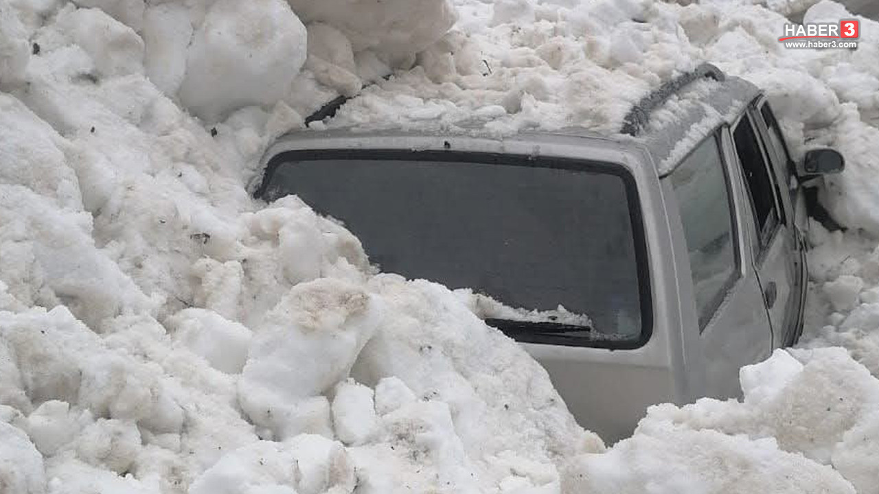 Aracın üzerine çığ düştü! 4 kişi ölümün kıyısından döndü