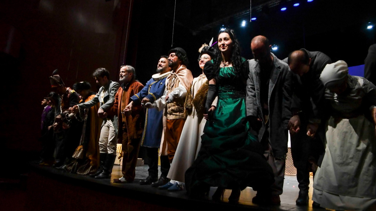 Ankara'da Altındağ Gençlik Merkezi Tiyatro ekibi Burun ile prömiyer yaptı