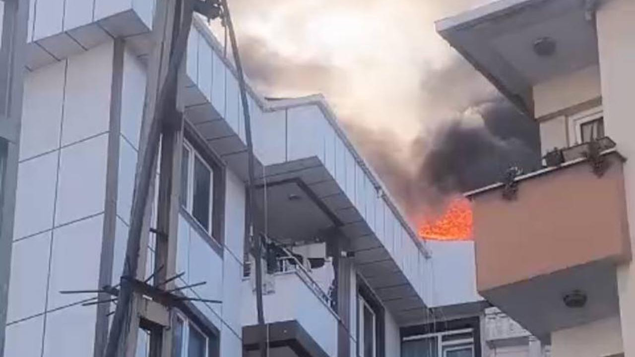 İstanbul'da yangin paniği: 5 katlı binadaki yangın iki apartmana sıçradı