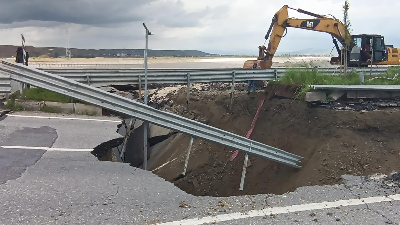 Sağanak sonrası sonrası yol çöktü; ulaşım durdu!