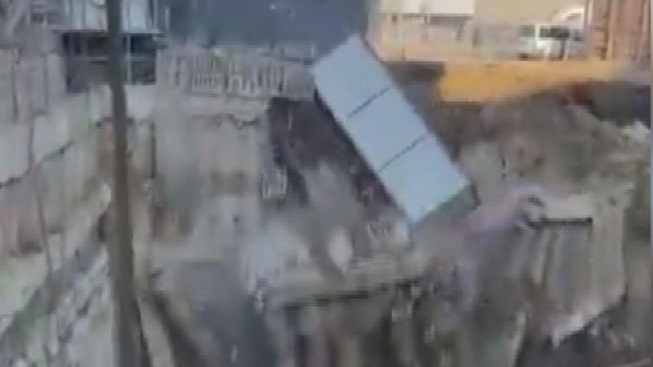 Fenerbahçe Stadyumu'nun yanında korku dolu anlar: İnşaat duvarı çöktü