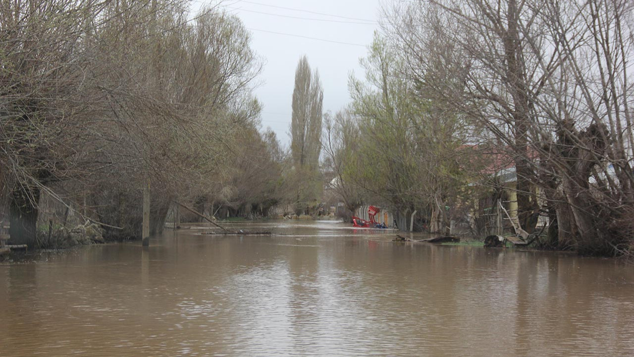 Baraj taştı, Kızılırmak bir köyü yuttu: Evlerinde mahsur kaldılar!