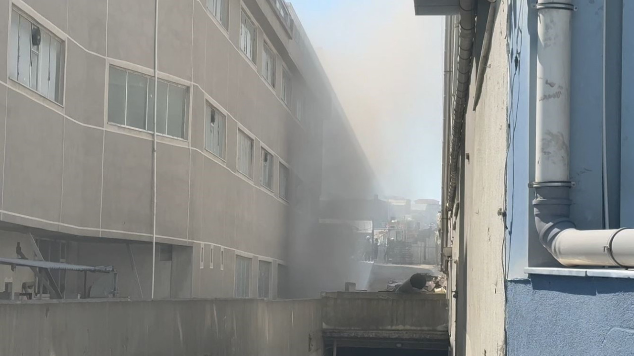 İstanbul'da korkutan yangın: Tekstil fabrikası alevlere teslim oldu