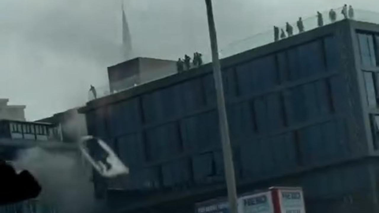 İstanbul'da plazada korku dolu anlar: Çatıda kurtarılmayı beklediler