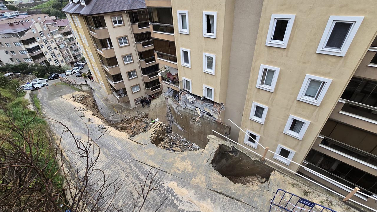 İstinat duvarı çöktü; 7 katlı binanın 2 katı tahliye edildi!