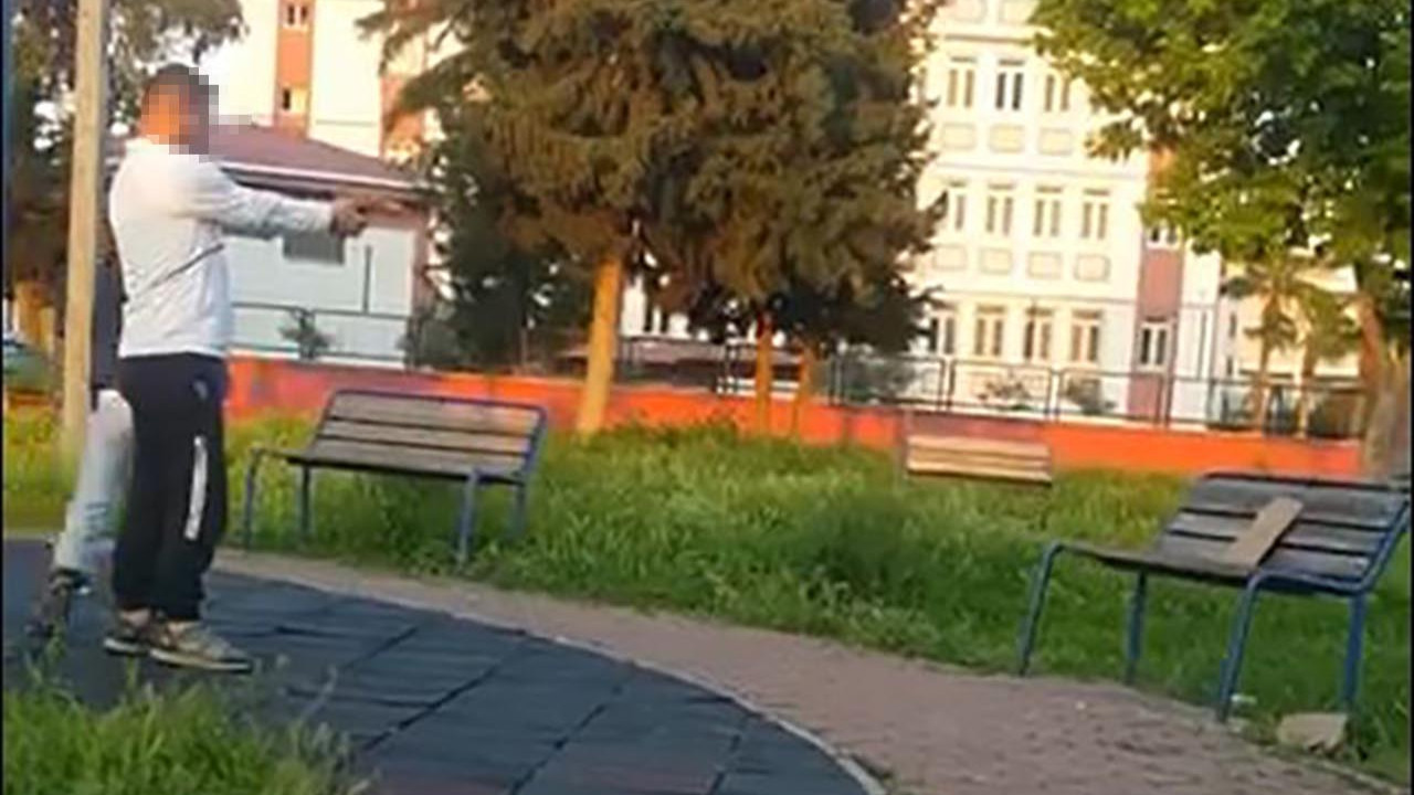 Parkta pes dedirten görüntü: Oyuncak silahla atış talimi yaptırdı