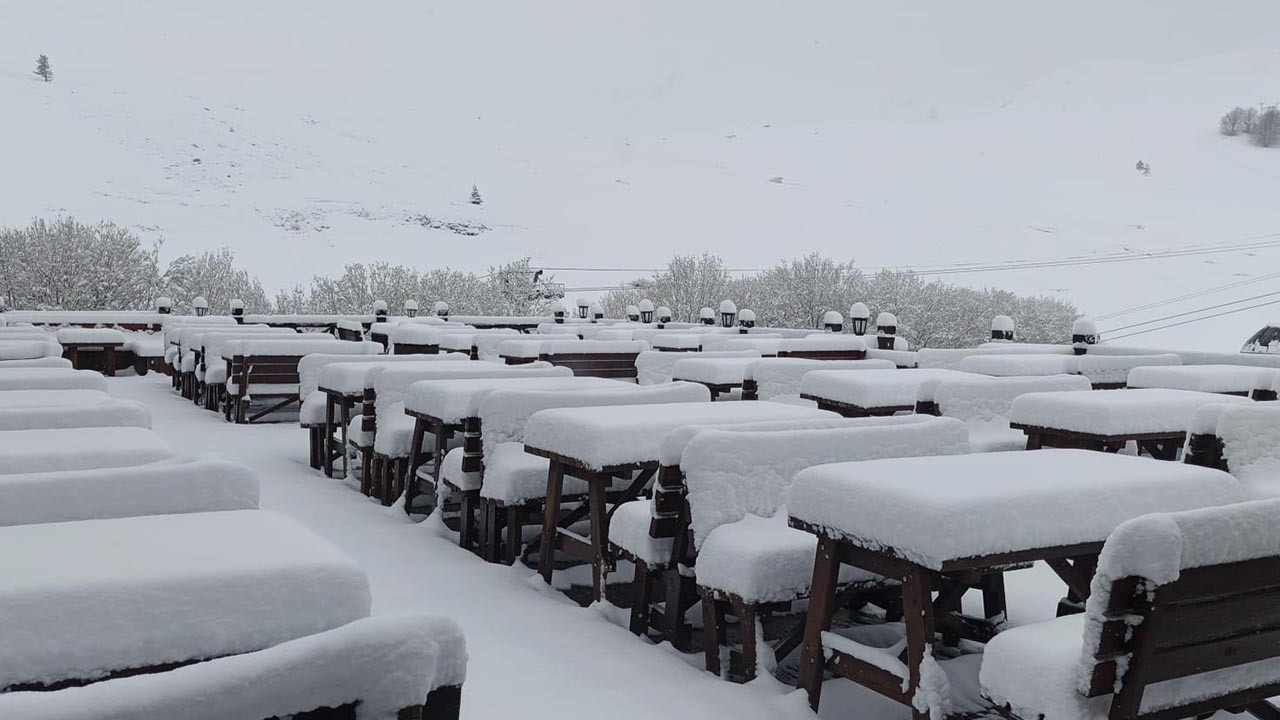 Türkiye'nin beyaz cennetinde kış bitmedi: 1 metre kar var!