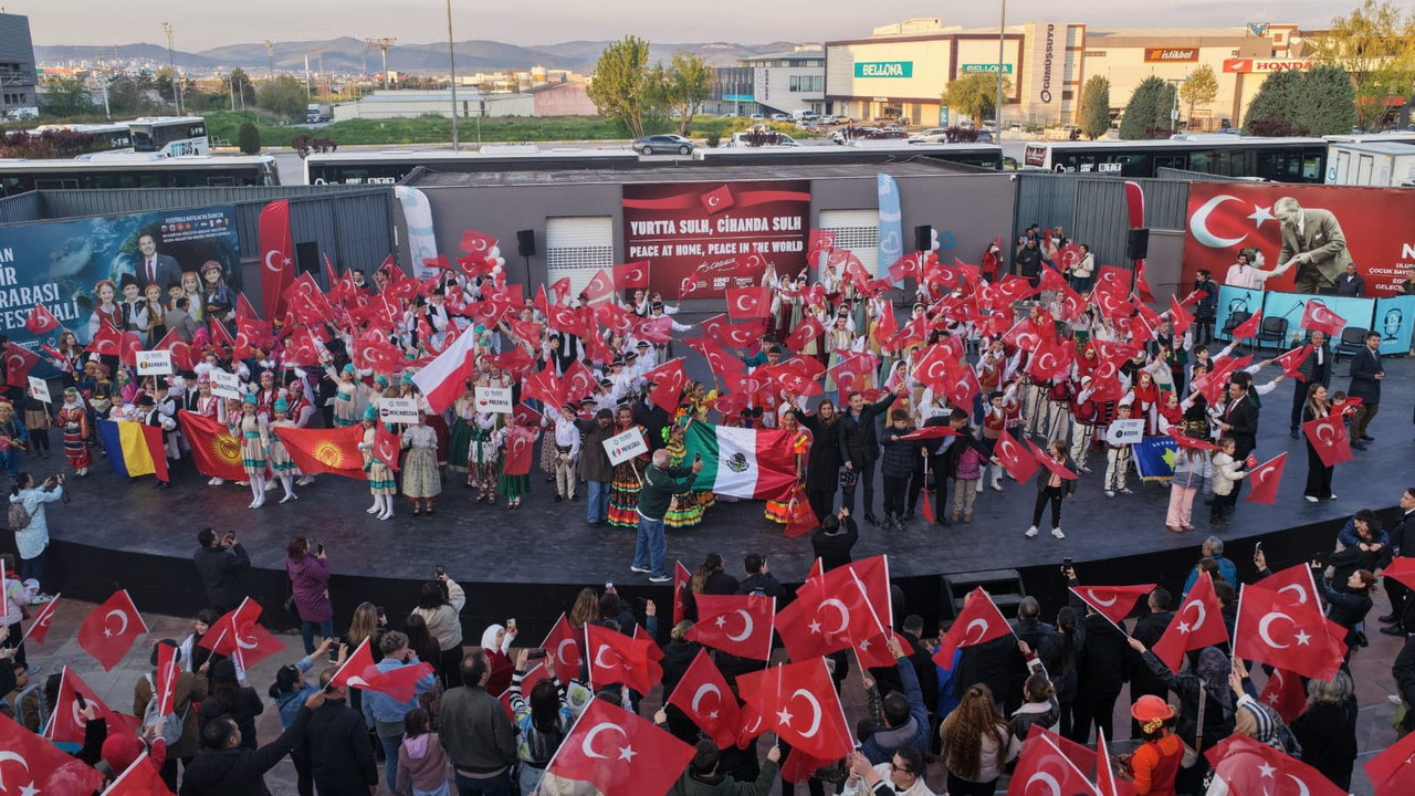 Balıkesir’de kardeşlik rüzgârı: 9 ülkenin çocukları aynı sahnede