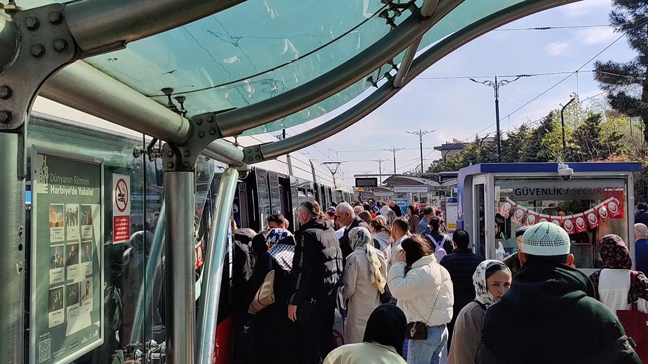 İstanbul'da tramvay arızası: Yolcular raylarda yürüdü