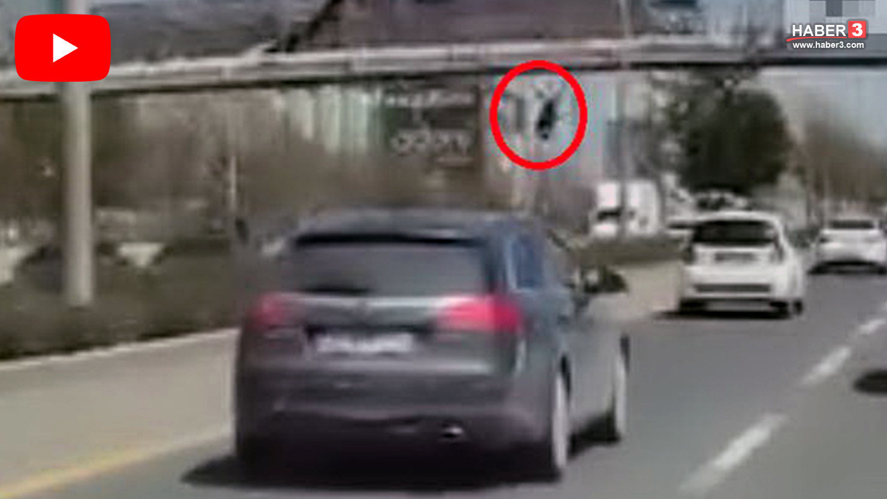 Üst geçitten yola düştü, otomobilin altında kalıp can verdi!