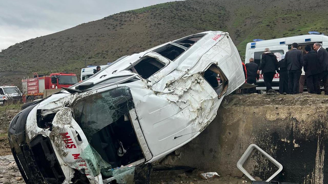 Yolcu minibüsü dere yatağına yuvarlandı: Yaralılar var