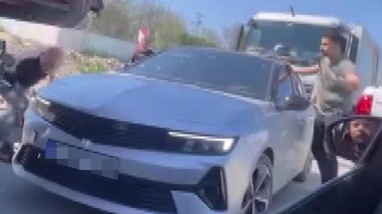 İstanbul'da polisten kaçan şüpheli trafiğe takıldı: Lastikleri indirdiler!