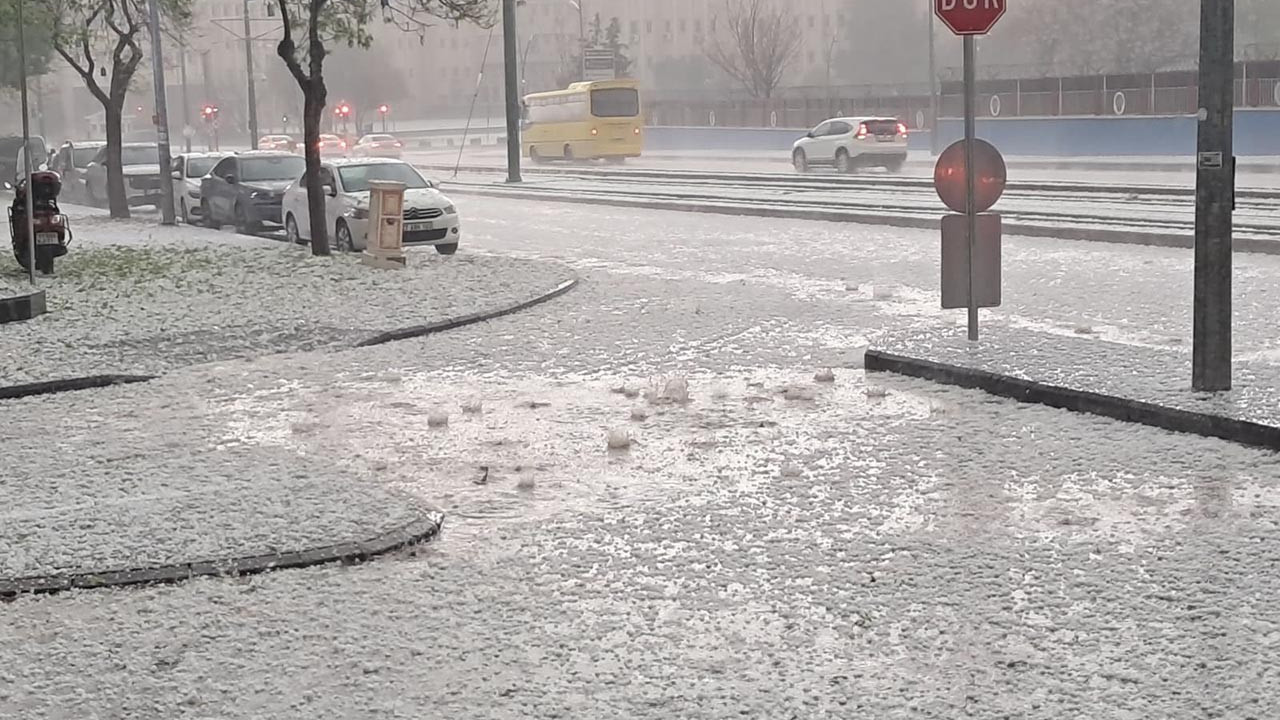 Yarım saat süren dolu hayatı felç etti! Sokaklar beyaza büründü