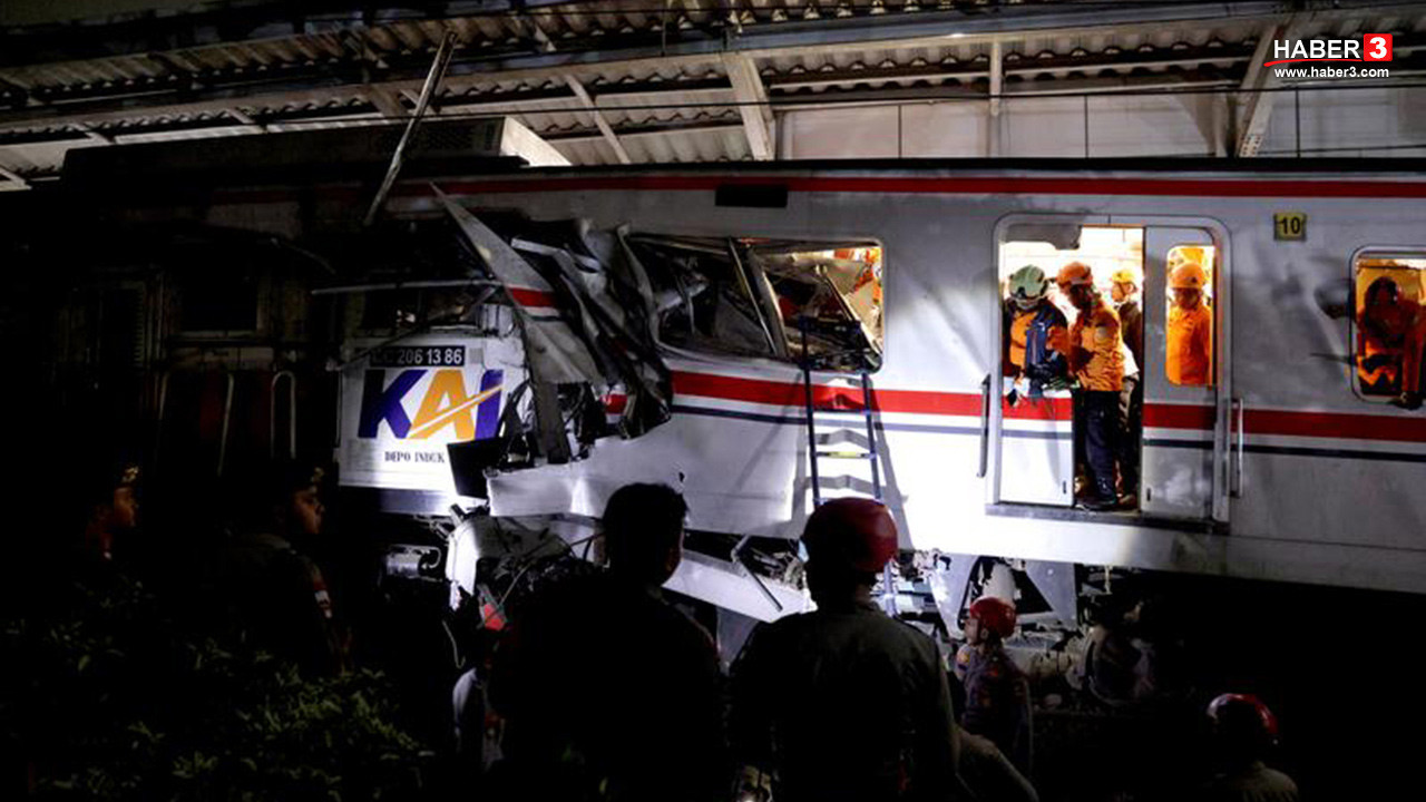 Endonezya'da demiryolu kana bulandı; 2 tren çarpıştı, 14 ölü ve onlarca yaralı var