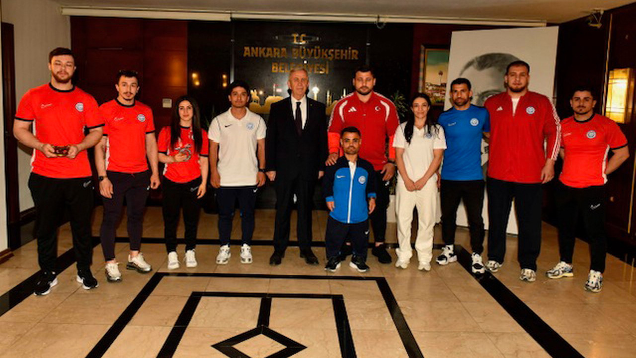 Mansur Yavaş ASKİ Spor'un başarılı sporcularıyla biraraya geldi