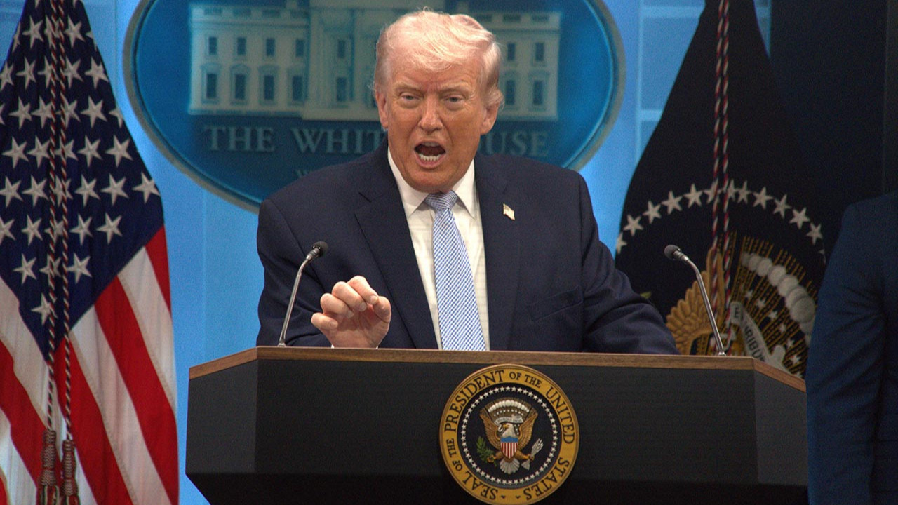 Trump elinde silahla İran'ı tehdit etti: ''Akıllansalar iyi olur''