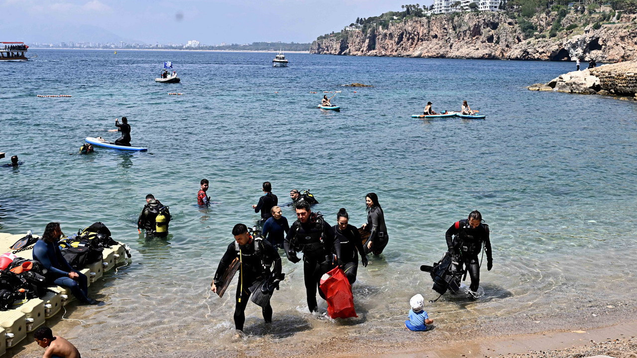 Muratpaşa'da Mermerli Plajı’nda deniz dibi temizliği