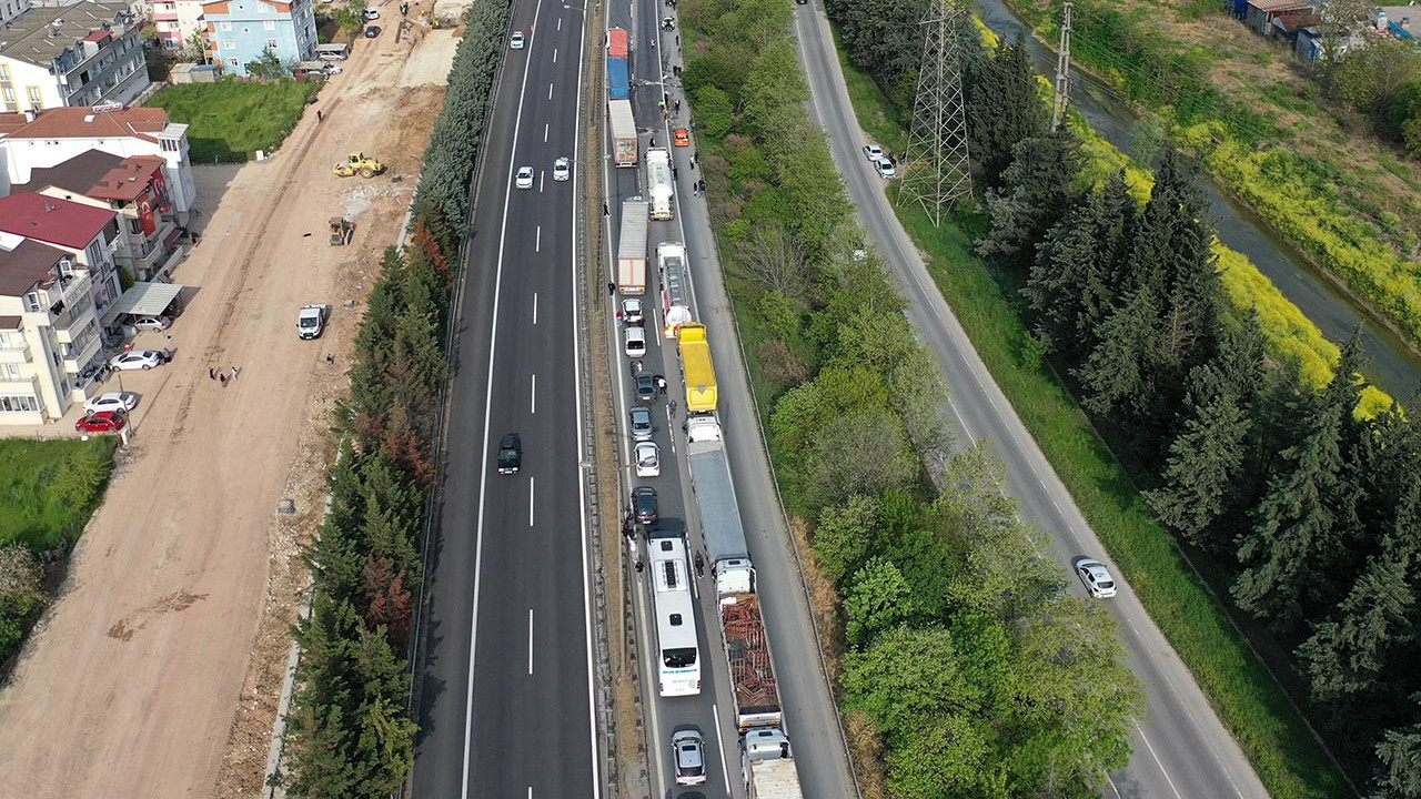 TEM'i kilitleyen kaza: 6 araç birbirine girdi