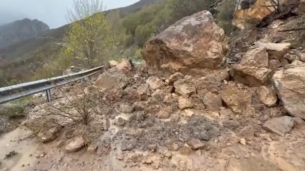 Sivas'ta peş peşe heyelan: Köy yolları ulaşıma kapandı