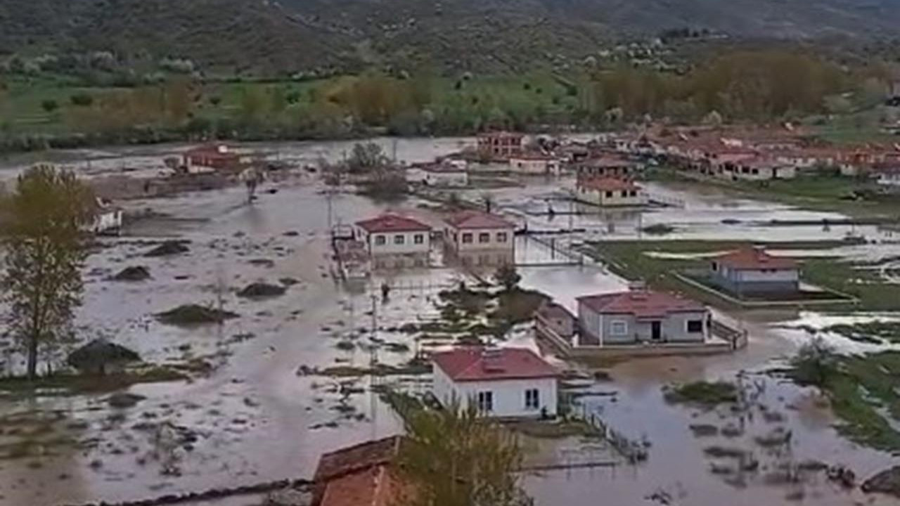 Sağanak felakete dönüştü: Yollar çöktü, tarım arazileri sulara gömüldü