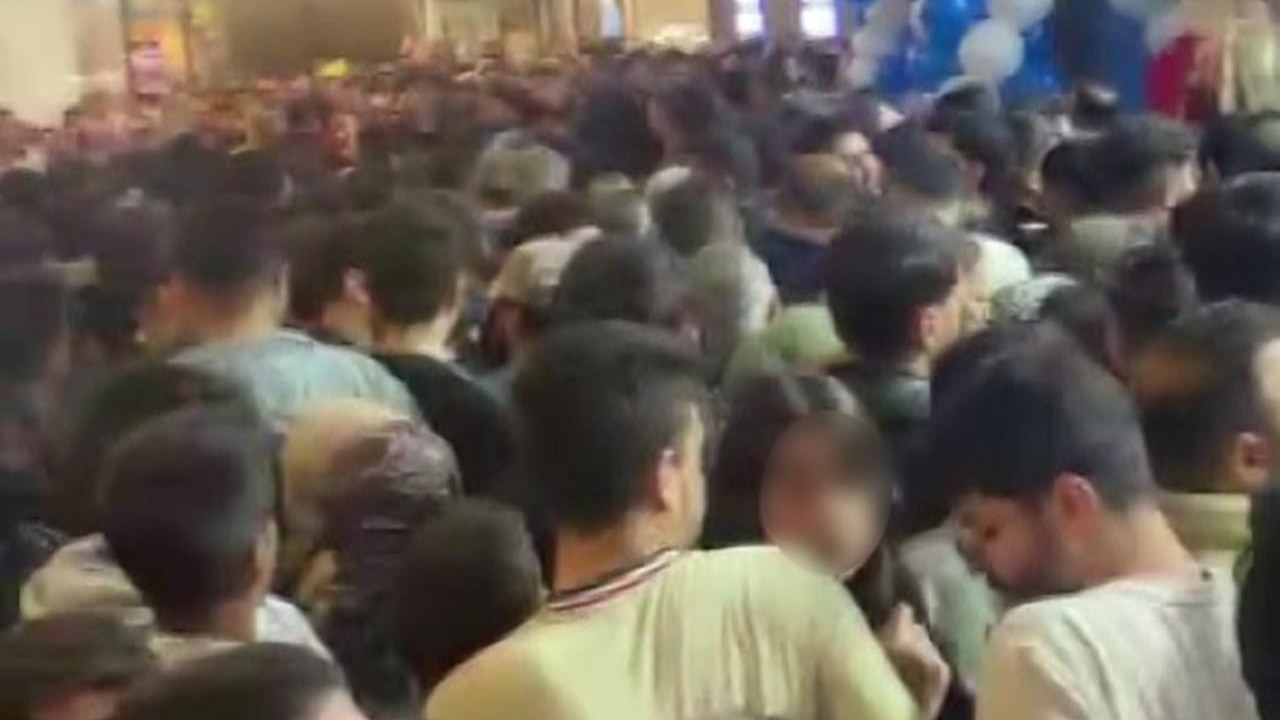AVM'de mağaza açılışı izdihama dönüştü: Birbirlerini ezdiler!