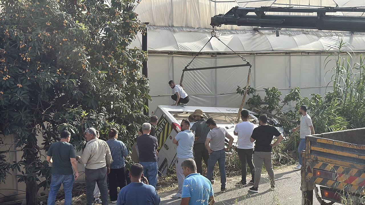 Öğrenci servisi bahçeye uçtu: Yaralılar var