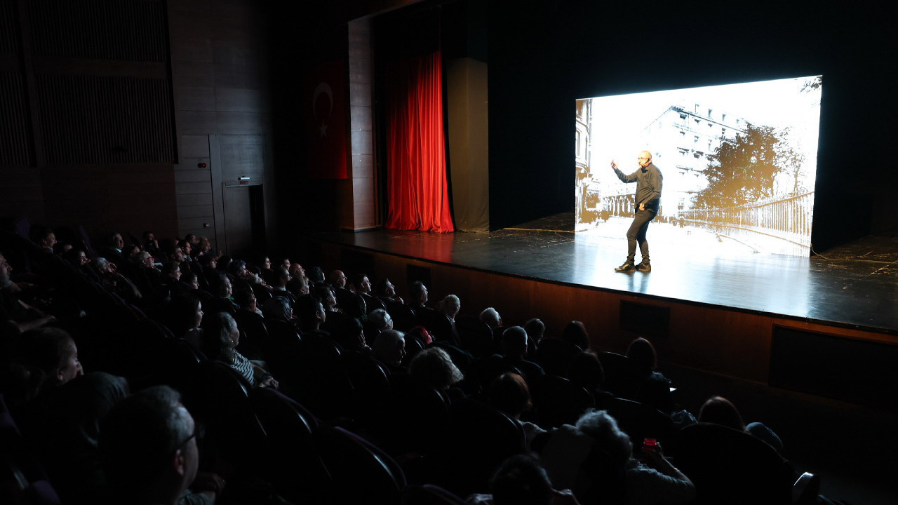 Sunay Akın'la Cumhuriyet Yolculuğu Küçükçekmece SKSM Sahnesi'nde