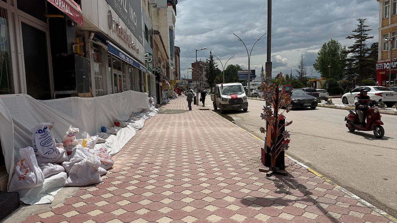Yaklaşan tehlike öncesi esnaf alarmda: Kum torbalarıyla barikat kurdular