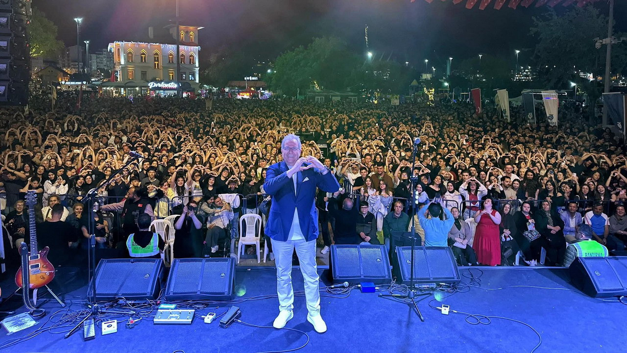 Bandırma'da 19 Mayıs coşkusu meydanlara sığmadı