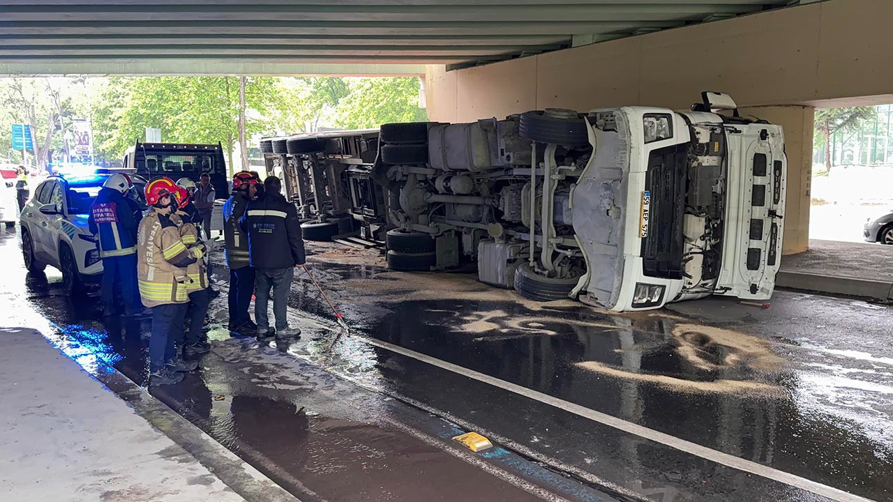 İstanbul'da akılalmaz kaza: Marmaray üst geçidine çarpan tır devrildi