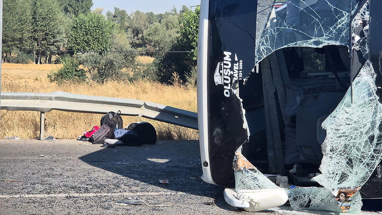 Afyonkarahisar'da yolcu otobüsü kazası: Çok sayıda yaralı var