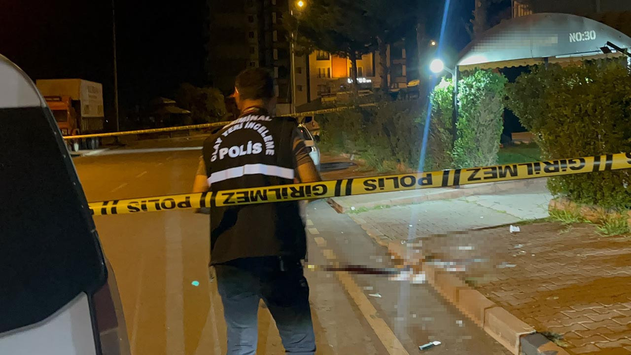 Baba-oğul sokak ortasında bıçaklarla birbirine girdi!
