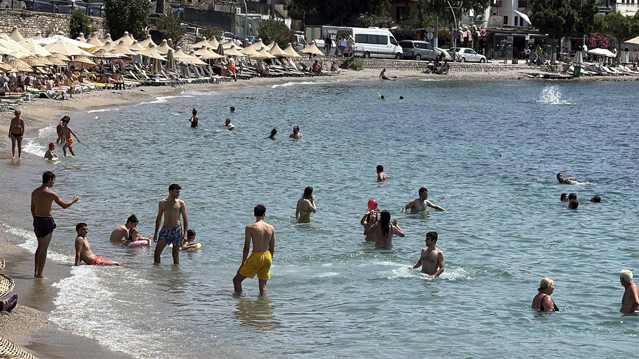 Ünlü tatil cenneti kavruluyor: Sıcaklık 40 dereceyi aştı, sahiller doldu