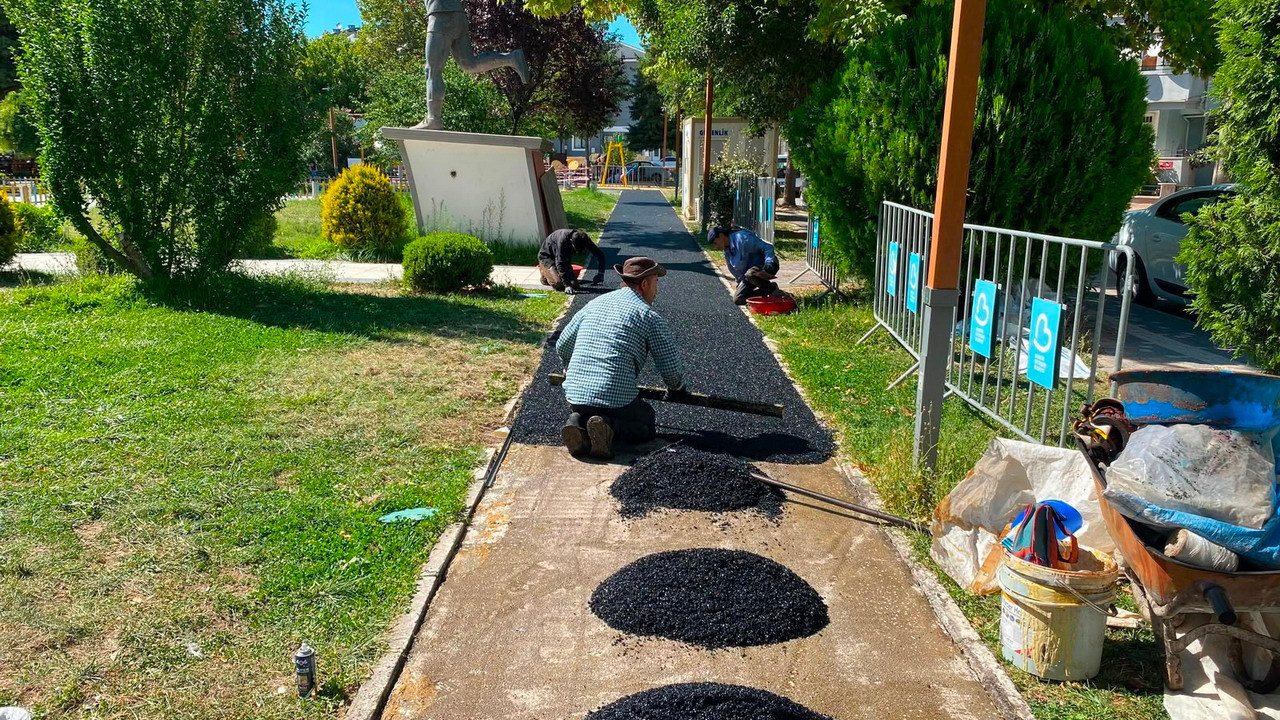Altıeylül’de parklar baştan aşağı yenileniyor
