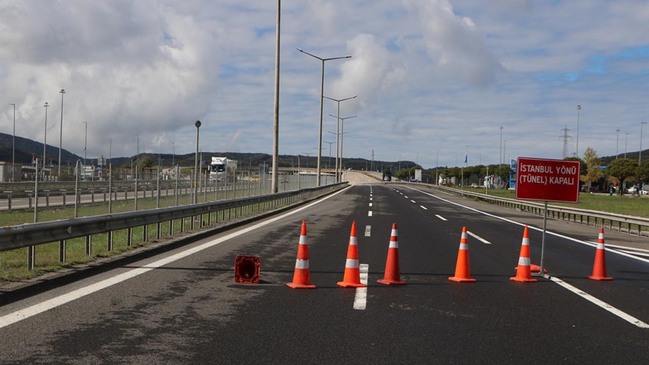 Sürücüler dikkat! Anadolu Otoyolu'nun İstanbul istikameti trafiğe kapatıldı