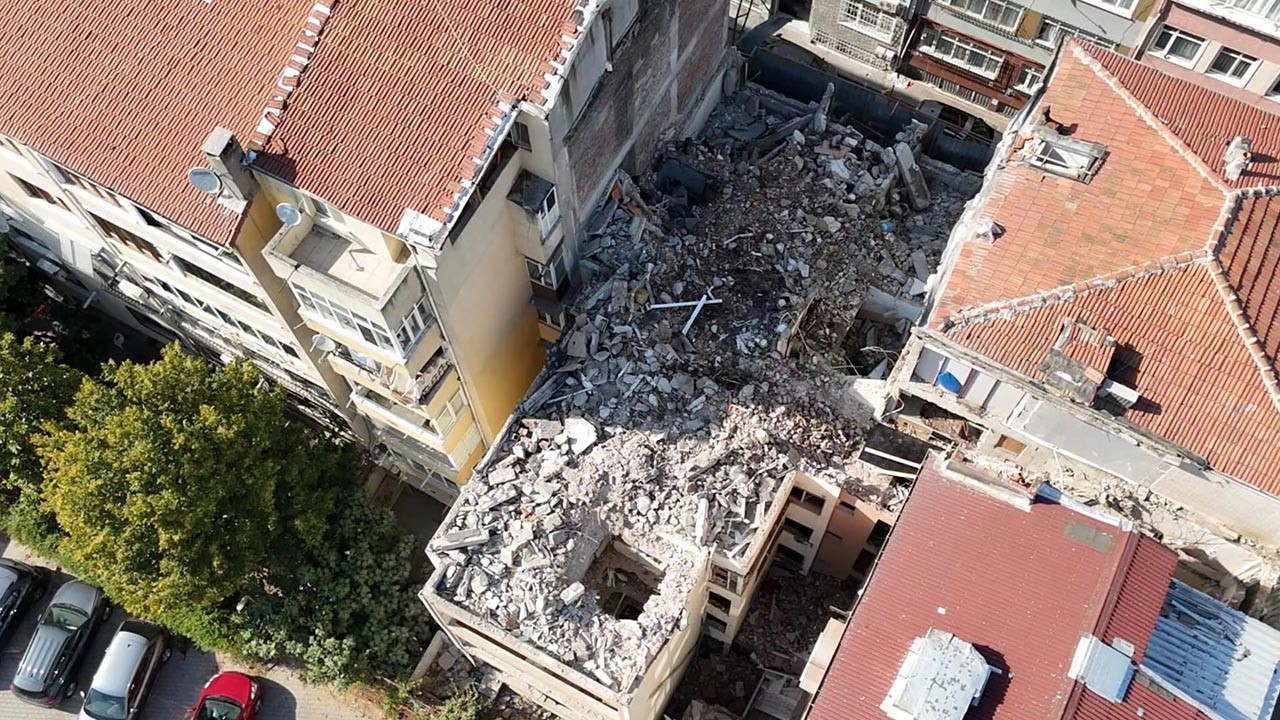 Fatih'te yıkımı yapılan bina çöktü: Yaralılar var