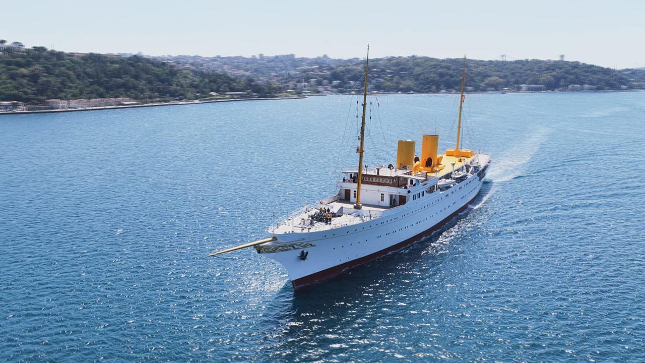 Atatürk'ün mirası TCG Savarona İstanbul Boğazı'ndan geçti