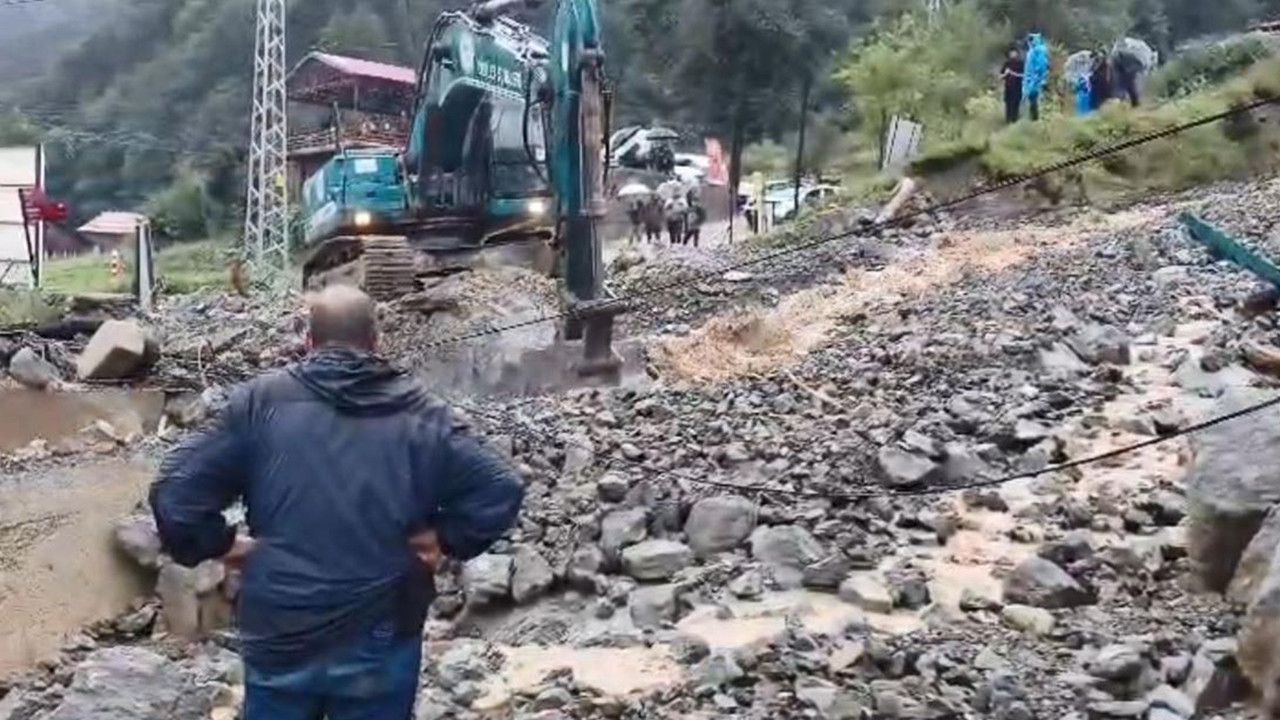 Karadeniz'in incisi Uzungöl'de sel ve heyelan kabusu: Yollar kapandı!