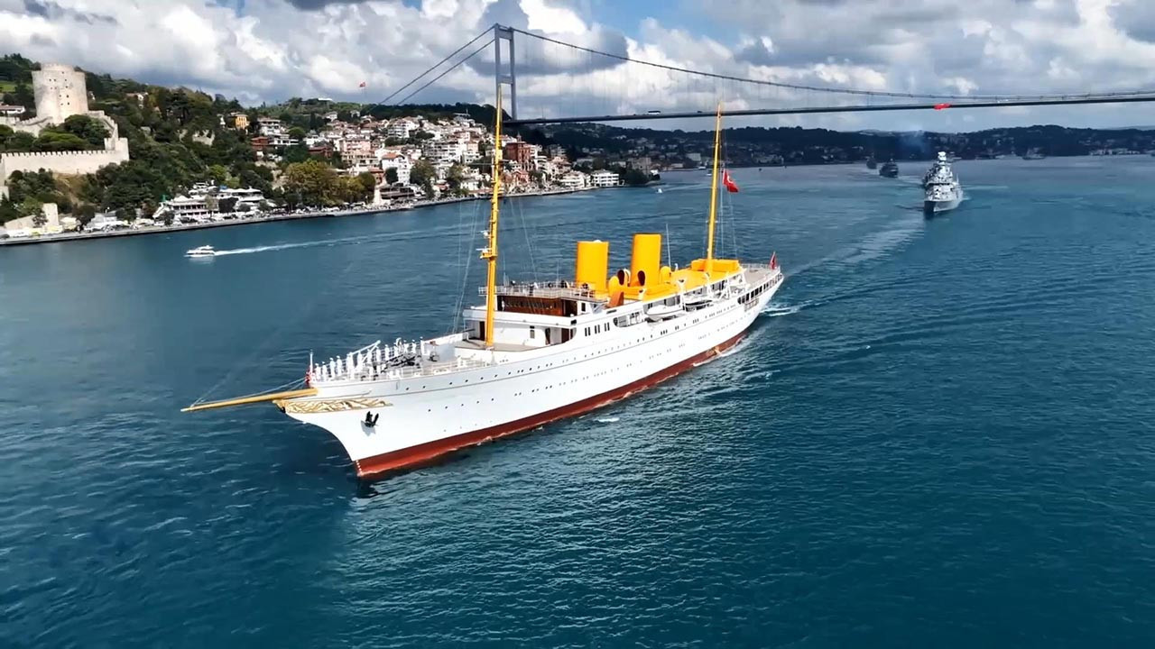 Donanma gemilerinden İstanbul Boğazı'nda ''Zafer'' geçişi!