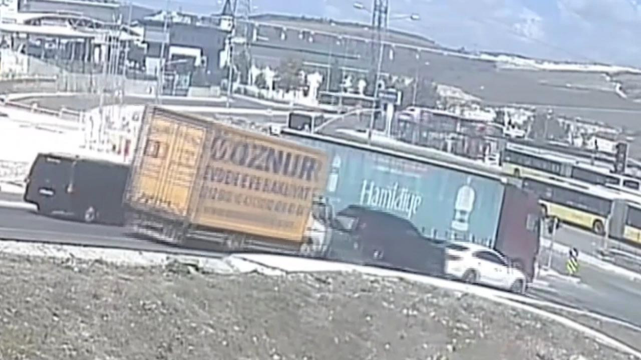 Yokuş aşağı inen kamyonet ortalığı savaş alanına çevirdi!