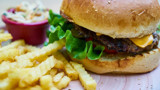 Burger yiyen 3 kişi hastanelik oldu