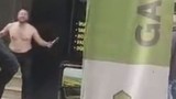 Üstü çıplak, elinde kesici alet... Sokağa çıkıp ortalığı ayağa kaldırdı