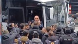 Eylem nerede Mahmut Tanal orada: Gözaltıları engellemek için polis aracına çıktı
