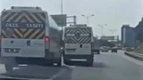 İki öğrenci servisi trafiği birbine kattı: Çocuklarımız bu magandalara emanetmiş!