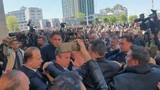Skandal! Yandaş gazeteci Özgür Özel'e saldırıyı övdü!