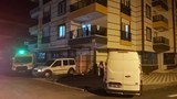 Komşusu olan genç kadını öldürüp intihar etti