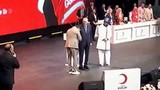 ''Bazıları yalaka, ben değilim'' diyen Sinan Akçıl Cumhurbaşkanı Erdoğan'ın elini öptü